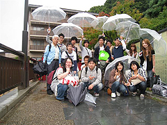 雨の中で記念撮影!